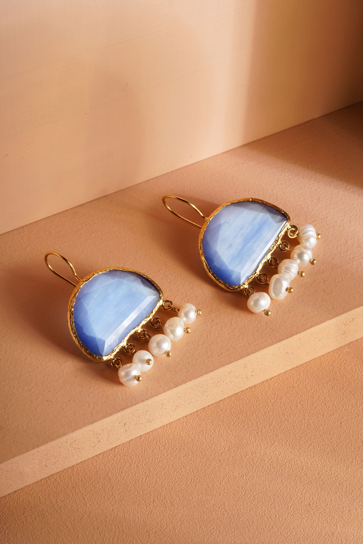 İncili Kedi Gözü  Yarım Ay Küpe Mavi