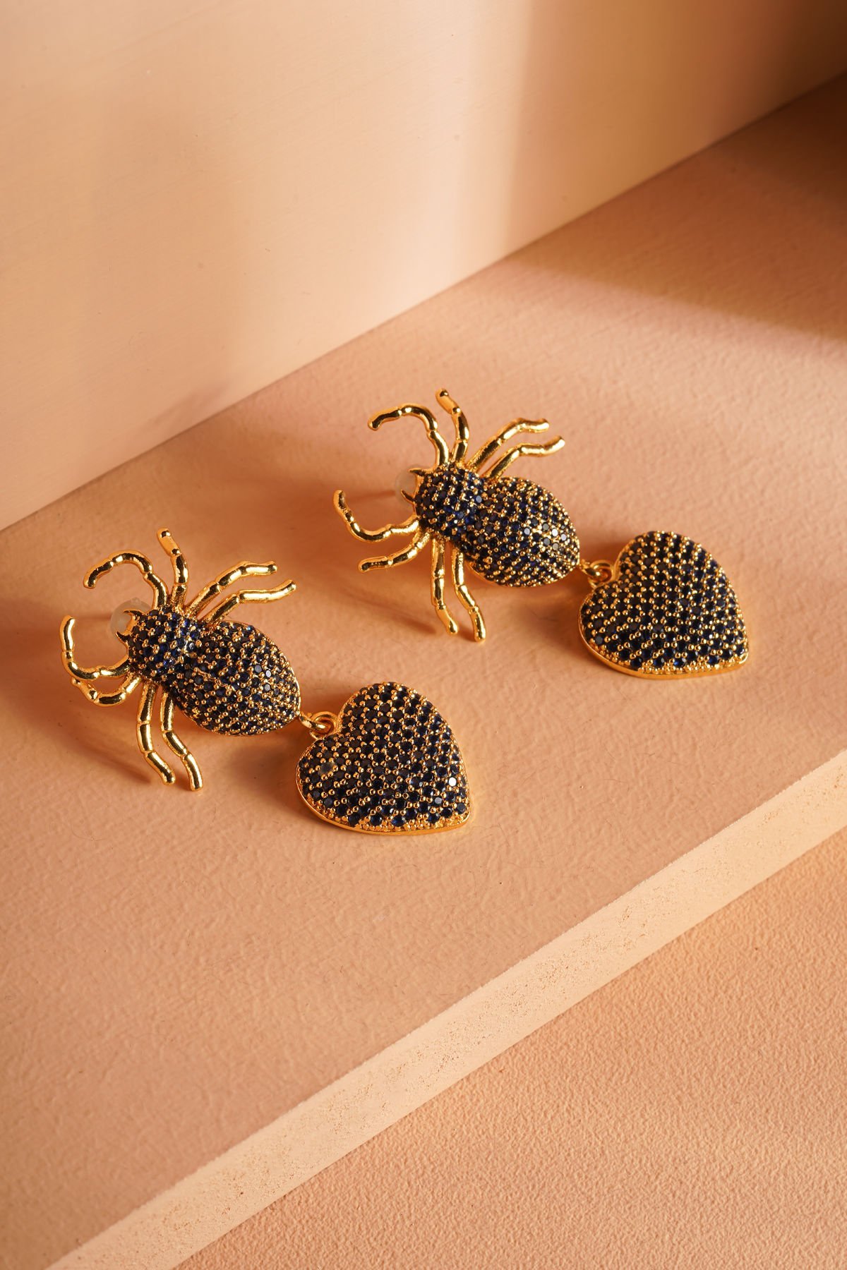 Kalpli Böcek Küpe Lacivert