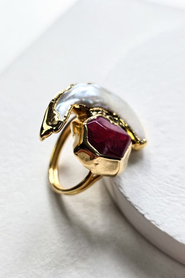 İnci ve Yakut Yüzük